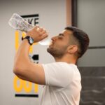 Adult athlete pausing during a gym workout, illustrating inspiratory muscle training and breathing recovery