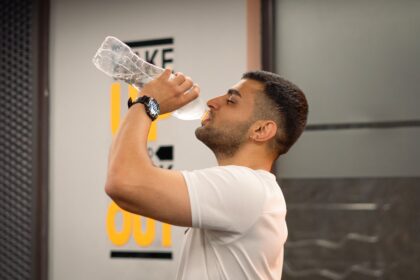 Adult athlete pausing during a gym workout, illustrating inspiratory muscle training and breathing recovery