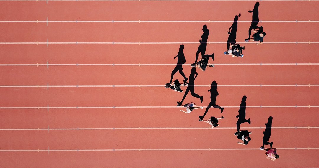 School track team sprinting together, reflecting the 30-metre test in suspension training research