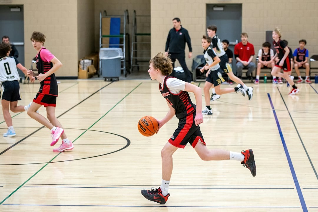 Youth basketball players sprinting in a game, the setting where aerobic capacity matters