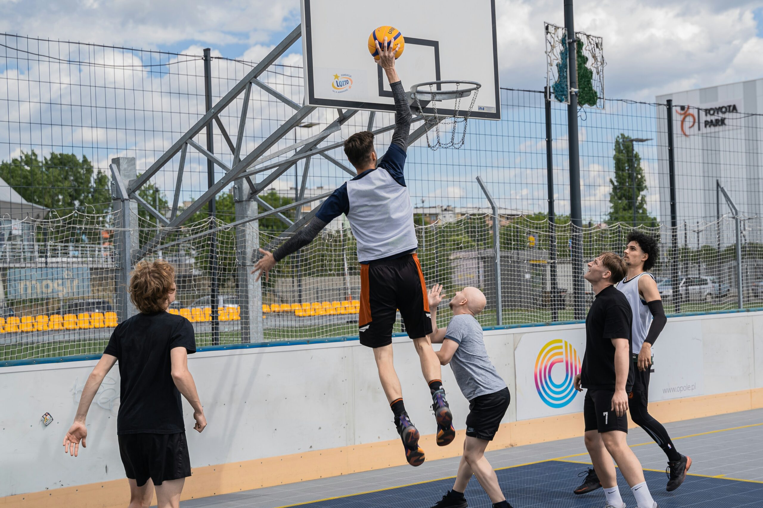 Athlete jumping to shoot, the explosive action a countermovement jump test is meant to approximate