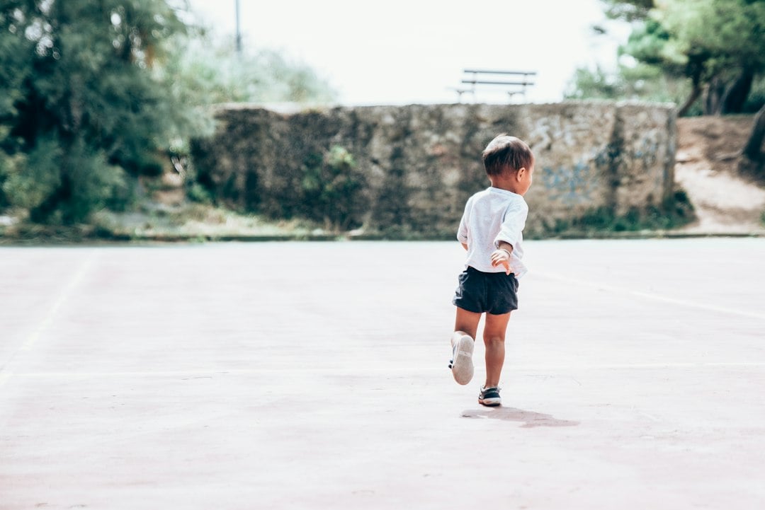A child sprinting outdoors in the kind of shuttle run that feeds motor fitness scores