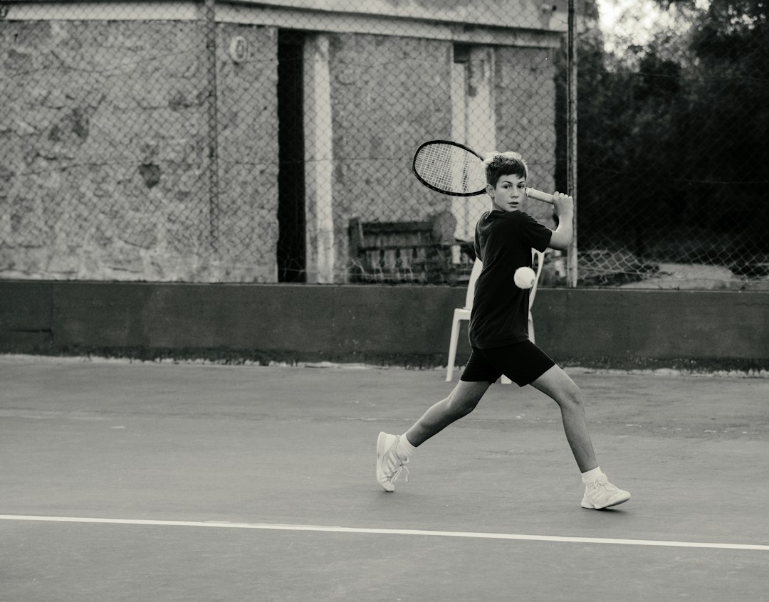 Tennis player resting between points, the recovery window that shapes serve accuracy