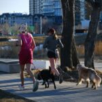 Two women jogging on a path, the kind of leisure-time activity measured in a Finnish twin cohort