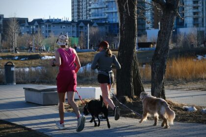 Two women jogging on a path, the kind of leisure-time activity measured in a Finnish twin cohort