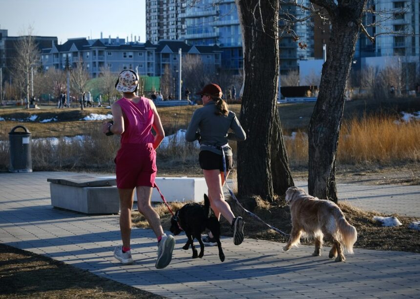 Two women jogging on a path, the kind of leisure-time activity measured in a Finnish twin cohort